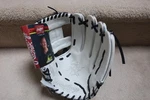 Rawlings Nwt R2G Heart The Hide Rht 11 3/4" Softball Glove Model PROR715SB-2W. Fixed Price $240.00.