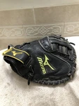 Mizuno GXS-101 32.5 Girls Fully Broken In Softball Catchers Mitt Right Throw. Fixed Price $100.00.