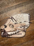 Louisville Slugger TLS1052P 10.5 Baseball Glove Series Rht. Fixed Price $35.00.