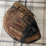 Demarini Medusa Softball Catchers Mitt Right Throw Girls 31.5 A0925 Mdcm. Fixed Price $74.95.