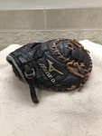 Mizuno GXC-105D2 Boys Small Fully Broken In Baseball Catchers Mitt Right Throw. Fixed Price $85.00.