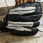 Mizuno Prospect GPP1100Y3BG 11IN Leather Glove Lh Throw Black/white Strap. Fixed Price $14.99.