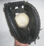 Mizuno GXS-55B5 Softball/baseball Catchers Mitt-rh Throw 34 In. Franchise. Fixed Price $65.00.