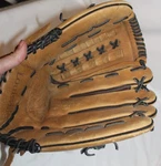 Louisville Slugger Dynasty Series 13.5" DY1351 Baseball Glove Rht Brown/tan. Fixed Price $15.95.