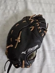 Mizuno GXF-100D Boys 12 Broken In Baseball Mitt Left Hand Wear,right Throw. Fixed Price $38.99.