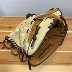 Louisville Slugger Youth Catchers Mitt Series 10.5 In Rh Throw Leather. Fixed Price $18.69.