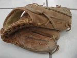Wilson A2274 11.25" Baseball Glove Rht Mike Flanagan Cy Young Leather Mitt. Fixed Price $11.39.