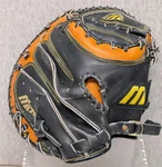 Mizuno MZC-1060 Boys Tough Tight Fit 32 Baseball Catchers Mitt Right Throw Euc. Fixed Price $75.00.