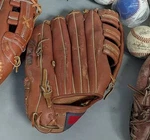 Mizuno Model MM1330 Full Grain Steerhide Max Flex Right Hand Glove. Fixed Price $9.99.