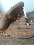 Cambridge Baseball Glove BL20 Youth (left-hand/right-hand Thrower) Brown Z1. Fixed Price $10.00.