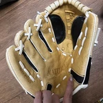 Easton Natural Elite Fastpitch Series Softball Glove, 11-INCH Left Hand Yth Pro. Fixed Price $18.00.