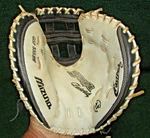Mizuno Gsp 335BW 33" Catchers Mitt Right Hand Throw. Fixed Price $75.00.