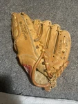 Rawlings Rbg 36JR Youth Rht Deep Well Pocket Baseball Glove. Fixed Price $12.00.