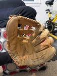 Rawlings HJ29 Right Handed 13INCH Baseball/softball Glove Well Broken. Fixed Price $80.00.