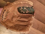 Rawlings Mark Mcgwire RBG2W 10" Rht Glove Little Worn But Good Playing Condition. Fixed Price $11.99.