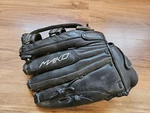 Easton Elite Mako Professional Black Leather Softball Rht MKESP1400 Glove. Fixed Price $35.99.