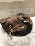 Louisville F204S Women Girls Broken In 33 Softball Catchers Mitt Right Throw. Fixed Price $110.00.