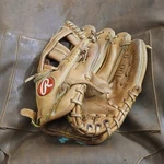 Rawlings C100-9 Right Hand Fastback Baseball Glove. Fixed Price $32.00.