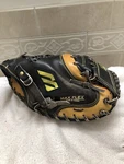 Mizuno MZC-1060 Boys Tough Tight Fit 32 Baseball Catchers Mitt Right Throw Nwot. Fixed Price $100.00.