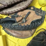 Easton Rival RVY2000 Leather Right Hand Throw Catchers Mitt. Fixed Price $30.00.
