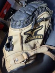 Mizuno GXC-105 32.5 Baseball Catchers Mitt Right Hand Throw Great Condition. Fixed Price $54.90.
