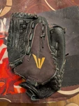 Easton Salvo 12" SVB1200 Rht Soft Leather Black Inch Right Hand Throwing. Fixed Price $20.00.