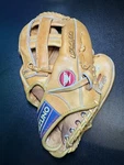Mizuno MT2022 Baseball Glove Rht (has Previous Owner Name Written Inside). Fixed Price $30.00.