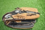 Louisville Slugger Genesis 1884 11" Rh Throw Youth Baseball Glove GN14 Bn #524. Fixed Price $13.00.
