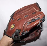Wilson Sports A450 AD450 11" Glove Rht Leather. Fixed Price $19.99.