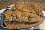 Worth Wsg 135-32 Rht Baseball Softball Glove 13.5 Inch Full Grain Leather. Fixed Price $12.00.