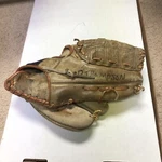 Tom Seaver Baseball Glove-spalding- Autograph Model 42-3471-NEW York Mets. Fixed Price $9.36.