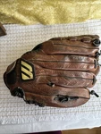 Mizuno MPR1150R Power Close Ii Youth 11.5" Baseball Glove Mitt Fits Right Hand. Fixed Price $15.00.