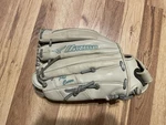 Mizuno Fastpitch Specific Design 12.5 White Fielder Glove Rht (gce 1250F2D). Fixed Price $99.99.