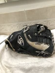 Louisville Boys/girls 12.5 Baseball Softball First Mitt Right Throw. Fixed Price $100.00.