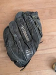Mizuno 12.5 Inch Fastpitch Softball Baseball Glove Right Hand Throw GSP1256D2. Fixed Price $23.00.