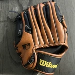 Wilson A0300 AS9 Mlb Kids T-ball Glove Barry Larkin Right Hand Throw Brown. Fixed Price $19.99.