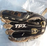 Louisville Tpx Helix Youth Baseball Glove HXY1050 10.5" Rht Right Hand Throw. Fixed Price $16.00.