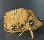 Ssk Challenger CSG-710 11 Lfht Youth Baseball Glove. Fixed Price $20.00.