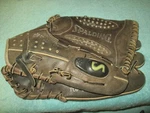 Vtg Men's Girls Spalding Air Control Fit 13.5 Black Leather Baseball Glove Rht. Fixed Price $20.00.