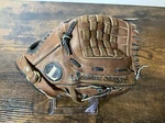 Louisville Slugger TPX1050S Tour Player Series 10.5 Youthbaseballglove Mitt Rht. Fixed Price $16.99.