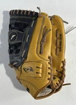 Franklin 12.5 Fieldmaster Series Right Hand Throw Baseball Glove 22602. Fixed Price $11.66.