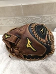 Mizuno Women Large Classic Fast-pitch 34.5 Softball Catchers Mitt Right Throw. Fixed Price $175.00.
