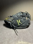 Youth Mizuno 32 Softball Catchers Mitt Right Throw GXS101RG. Fixed Price $109.99.