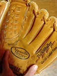 Louisville Slugger "the Softballer" 13.5" Rh Throw Baseball Glove KHBG9. Fixed Price $15.75.