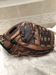 Mizuno Women Girls Tough Deep Pocket Game Ready 12.5 Softball Glove Right Thro. Fixed Price $85.00.