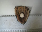 Rht 13.5" Spalding Deep Pocket Baseball Glove Pre Oiled Lock Down Mitt 18744. Fixed Price $28.99.