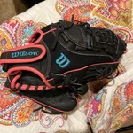 Wilson 2022 Flash Series 11.5" Rht A04RF22115 Fastpitch Softball Glove. Fixed Price $17.00.