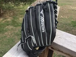 Mizuno GPG-51 Boys 11.5 Black Baseball Glove Prospect Series Rht. Fixed Price $65.00.