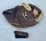 Mizuno GXS-92 Women's Girl Fastpitch Softball Catchers Mitt Right Hand Throw. Fixed Price $88.00.