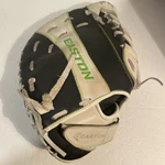 Easton Girls Fast Pitch 12.5 First Baseman Right Hand Throw Syefp 3000 Glove. Fixed Price $39.99.
